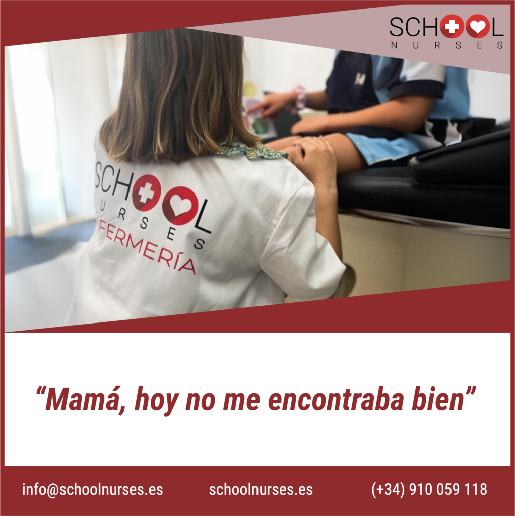 una enfermera escolar está atendiendo a un niño en la enfermería del colegio.