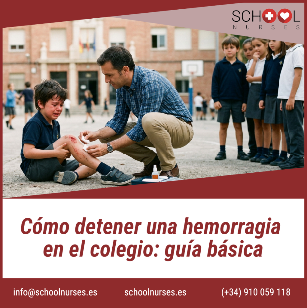 Adulto atendiendo la herida en la rodilla de un niño sentado en el patio del colegio, mientras otros alumnos observan.